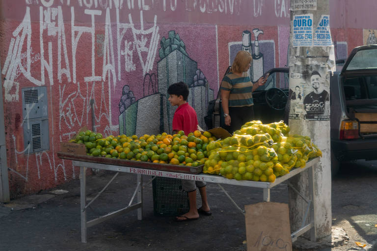 Comércio informal na Brasilândia, na zona norte, mantido mesmo com as medidas de isolamento social 