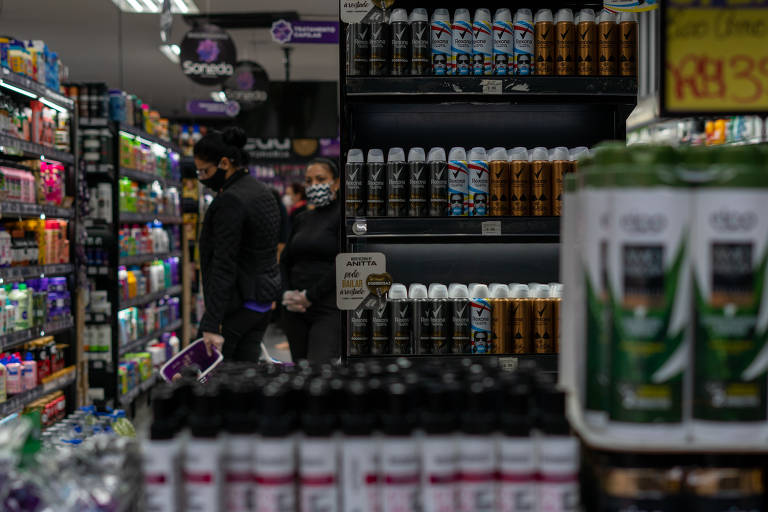 Moradores das periferias relatam que auxílio ajuda, mas tem sido insuficiente