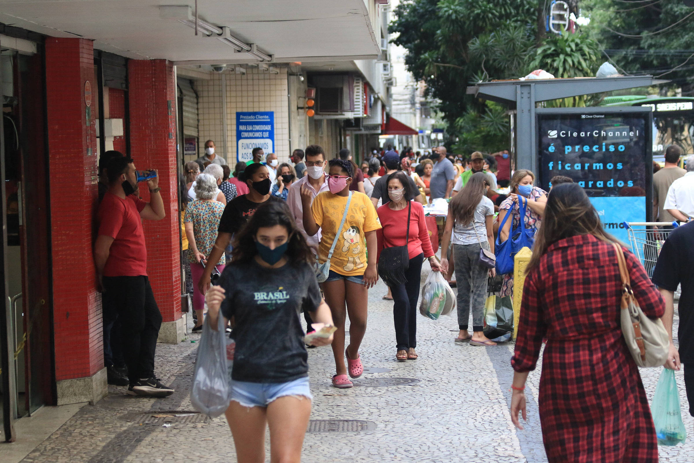 Justiça suspende medidas de flexibilização determinadas por Witzel e Crivella