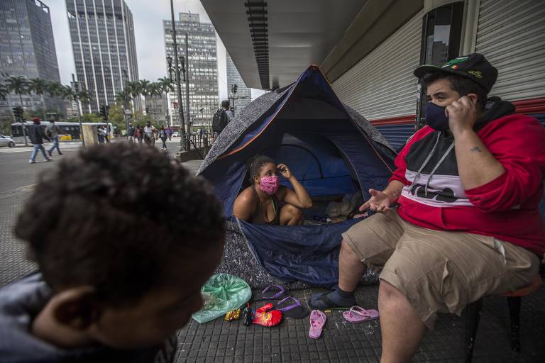 O casal Ingrid Alves, 26, e Júnior Bezerra, 27 tem filhos de 6 e 4 anos e está desempregado. O auxílio de 600 reais dá apenas para pagar o aluguel de uma casa no extremo sul da cidade. Estão nas ruas para conseguir comida e produtos de higiene .