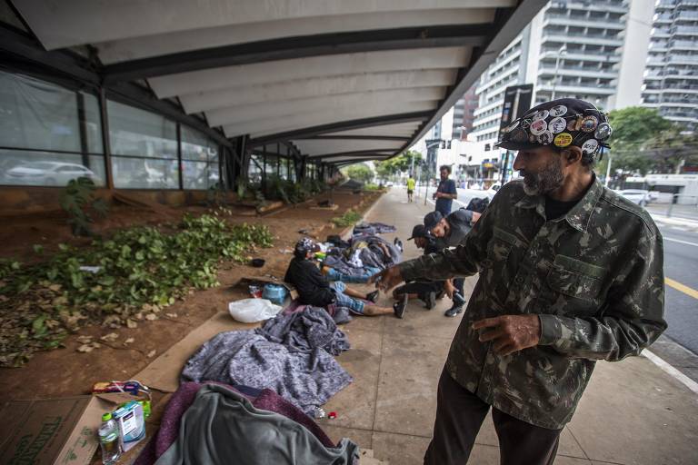 Marcos Antônio Pereira de Souza, 45, foi para a rua depois de perder o trabalho como gari em março.