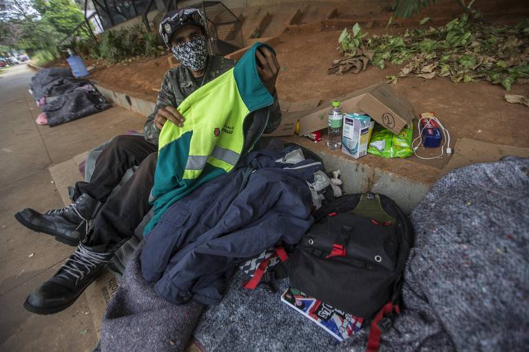 Na foto, ele mostra o uniforme que usava para trabalhar.