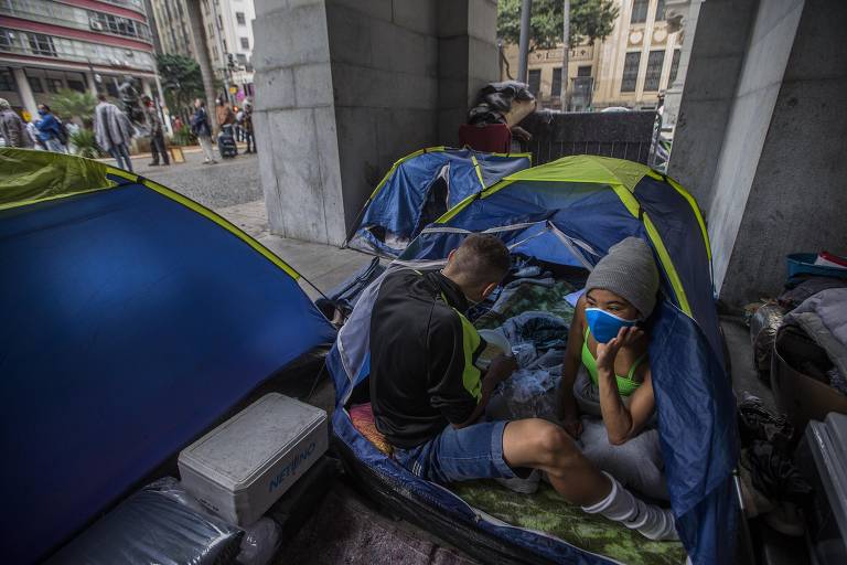 O casal Eliete de Andrade, 31, e Jorge Muler, 30, ficou sem trabalho por conta da epidemia de Covid-19 e foi parar na rua, no Largo São Francisco, centro da capital.