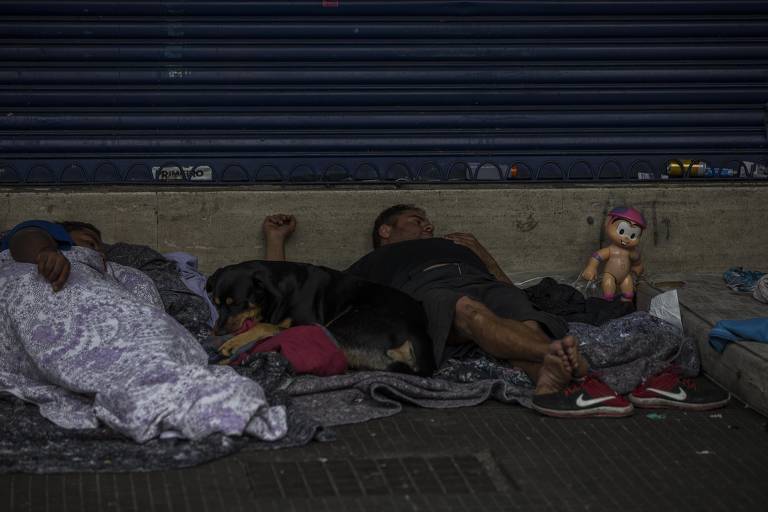 Pessoas perderam o emprego e tiveram que ir nas ruas para conseguir comida e assistência de grupos de ajuda que atuam principalmente no centro da cidade.