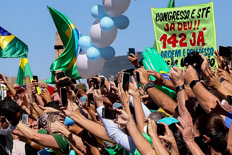 Faixa citando o artigo 142 em manifestação pró-Bolsonaro, no fim de maio