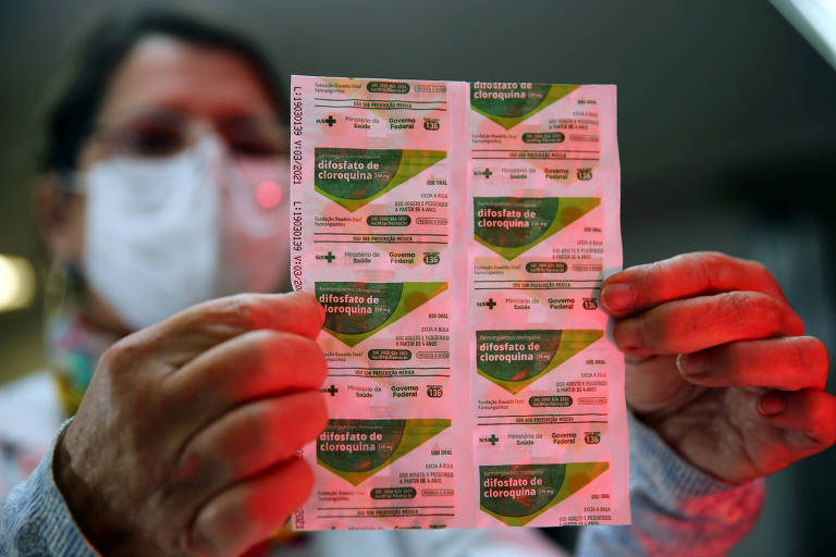Trabalhador da saúde segura tabletes de cloroquina em hospital em Porto Alegre