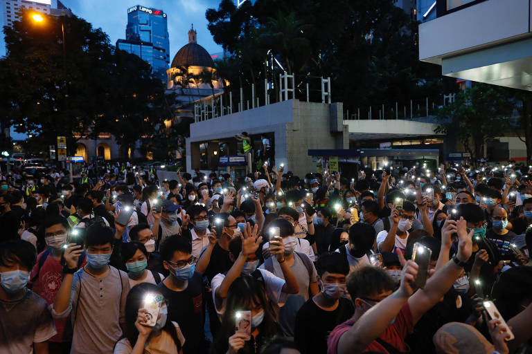 Com celulares como lanternas, manifestantes pró-democracia marcham em Hong Kong
