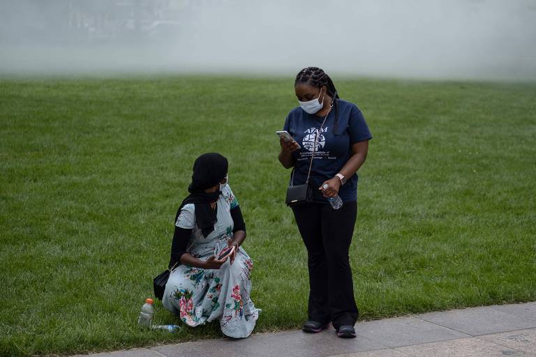 Manifestantes checam seus celulares durante manifestação em Ohio