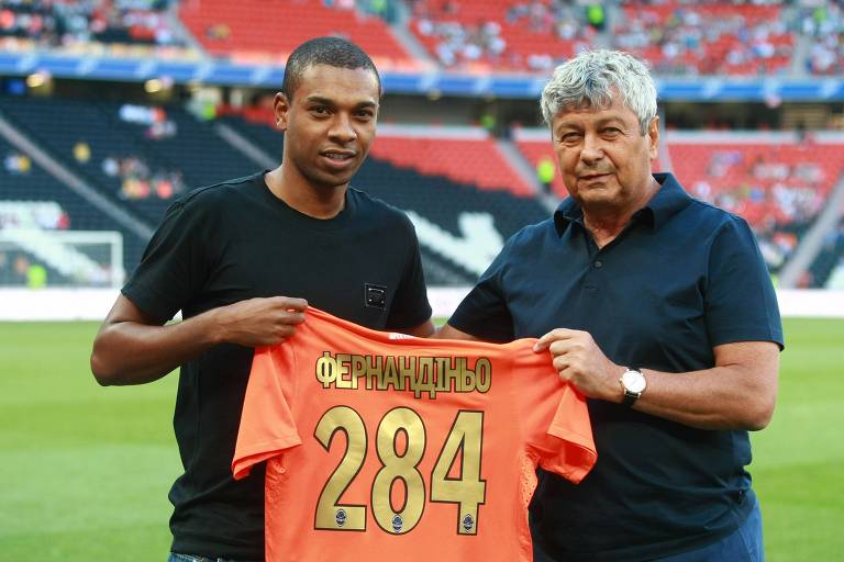 Lucescu com Fernandinho na despedida do brasileiro do Shakhtar Donetsk, que foi treinado no clube pelo romeno