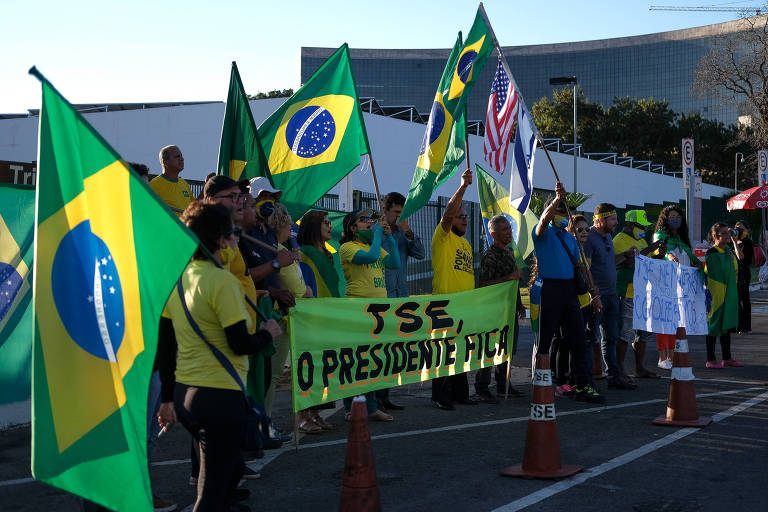 Manifestantes fazem ato em defesa de Bolsonaro em frente ao TSE nesta terça (9)