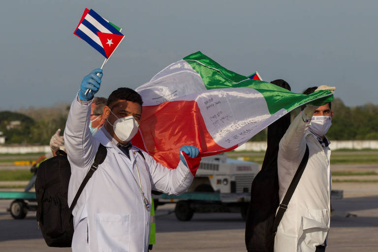 Médicos de Cuba retornam ao país após auxiliarem no atendimento a pacientes de coronavírus na Itália