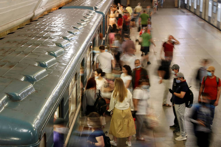 Passageiros no metrô de Moscou na segunda (9), primeiro dia do fim do isolamento social