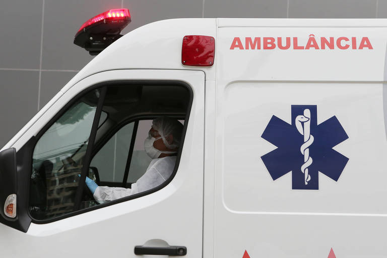 Foto de ambulância sendo dirigida por uma pessoa