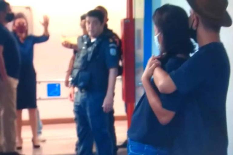 Homem invade a TV Globo com faca e faz repórter de refém