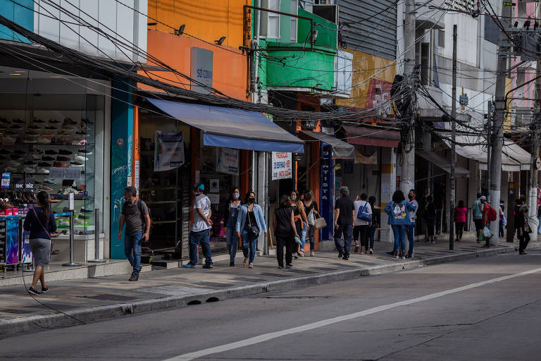 A rua Teodoro Sampaio movimentada durante reabertura das lojas.