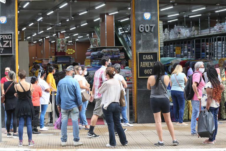 Movimentação na rua 25 de Março, na região central de SP