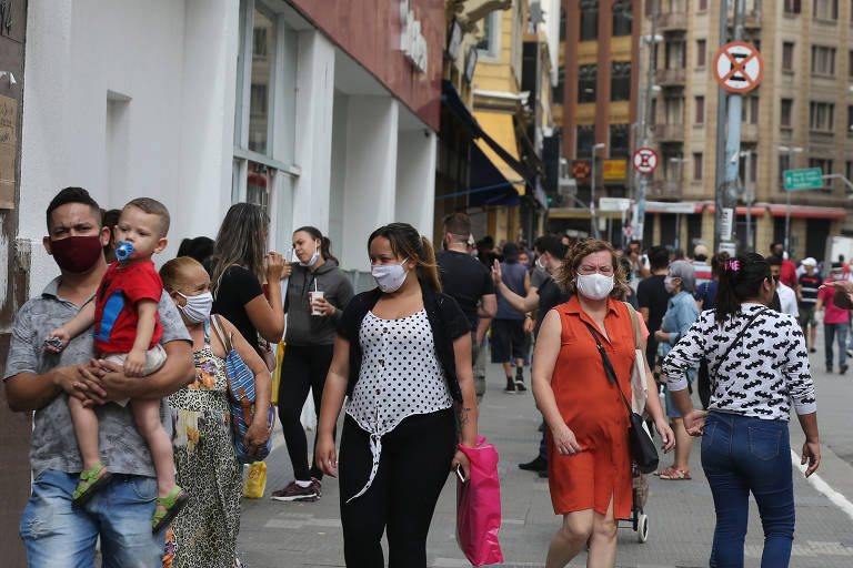 Movimentação na rua 25 de Março, na região central de SP
