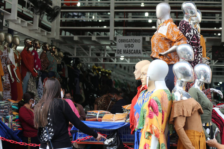 O uso de máscara é obrigatório para entrar nas lojas. 