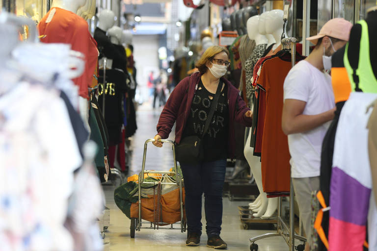 Também tem que ser observado uma distância de 1,5 metros entre as pessoas. 