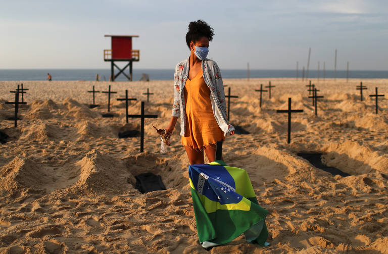 ONG Rio de Paz abre covas na praia de Copacabana para marcar as mortes causadas pelo coronavírus