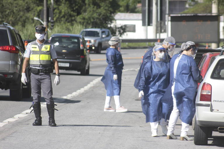  Blitz sanitária na rodovia dos Tamoios faz checagem de temperatura em viajantes