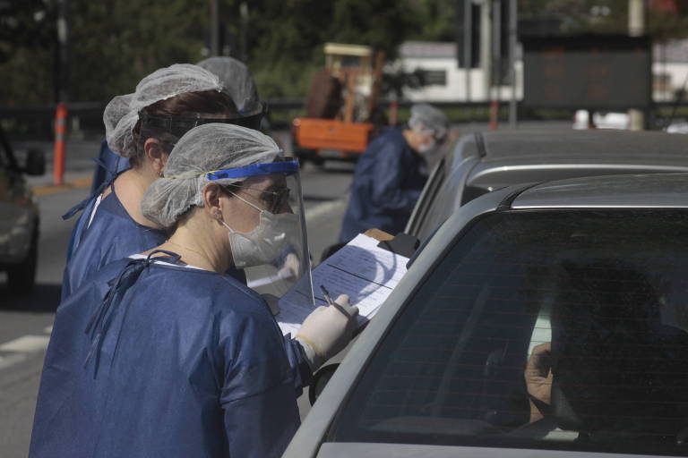 Agentes sanitários abordam motoristas e medem temperatura