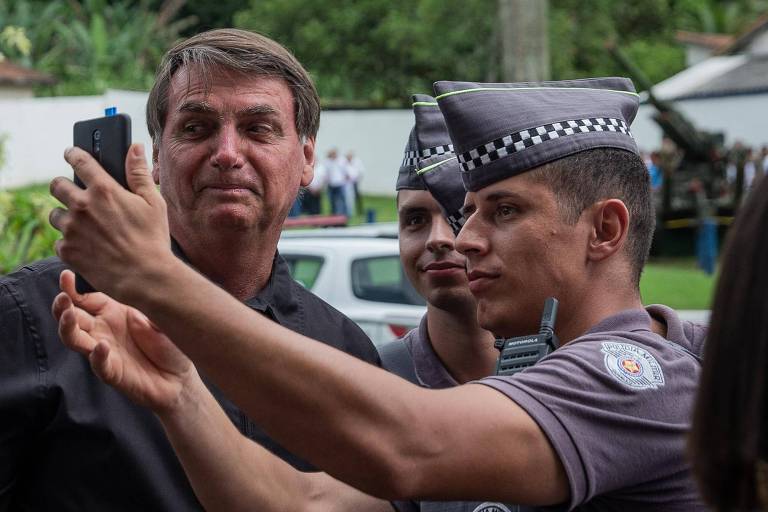 O presidente Jair Bolsonaro tira foto com policiais militares de São Paulo no Guarujá 