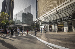 Reabertura dos shoppings em SP. Consumidores fazem fila para entrar no Shopping Cidade Sao Paulo (na av Paulista) as 16h no horario permitido para abrir