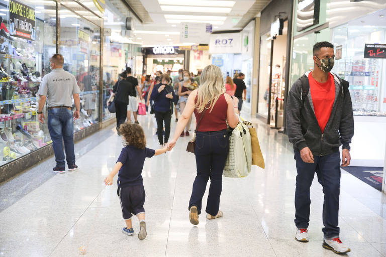 Ao contrário dos shoppings do Brás, o Shopping Metrô Tatuapé abriu no horário das 16h às 20h.