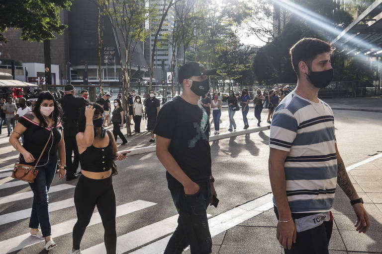 Clientes fazem fila para entrar no Shopping Cidade São Paulo nesta tarde (11).