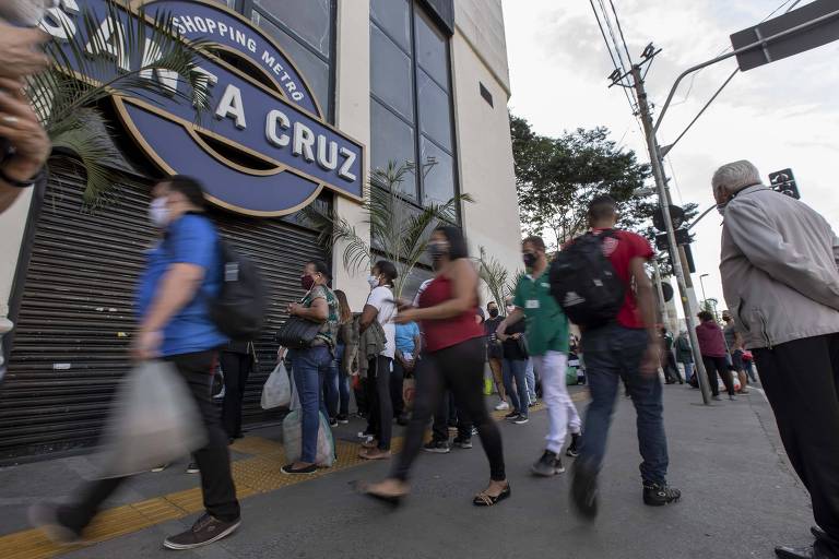 Consumidores agurdam a abertura do Shopping Metrô Santa Cruz 