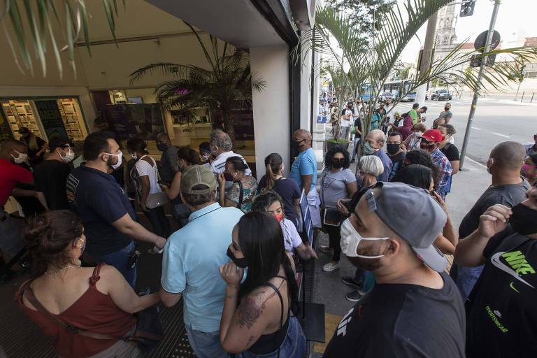 Mas clientes não respeitaram a distancia de segurança, e teve aglomeração no Shopping Metrô Santa Cruz.