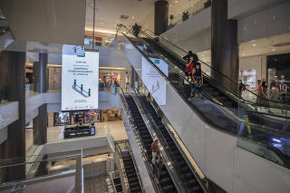 Reabertura dos shoppings em SP. Pouco movimento de consumidores no Shopping Cidade Sao Paulo (na av Paulista) no primeiro dia de rebertura dos shoppings