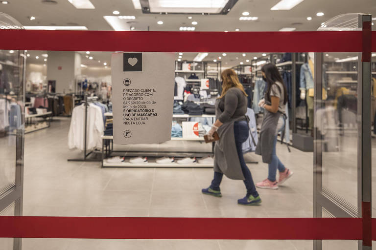 Aviso ao público sobre o uso obrigatório de máscara na loja Renner do Shopping Eldorado. 