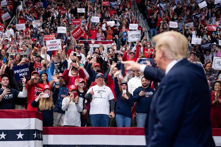 Trump aponta para público durante comício em Charlotte, na Carolina do Norte; evento foi o último ato de campanha realizado com público em lugar fechado