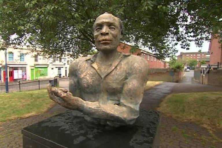 Busto do poeta e dramaturgo jamaicano Alfred Fagon, em Bristol