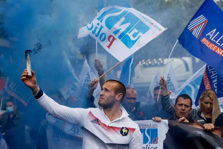 Manifestante segura sinalizador durante protesto de membros dos sindicatos de policiais da França