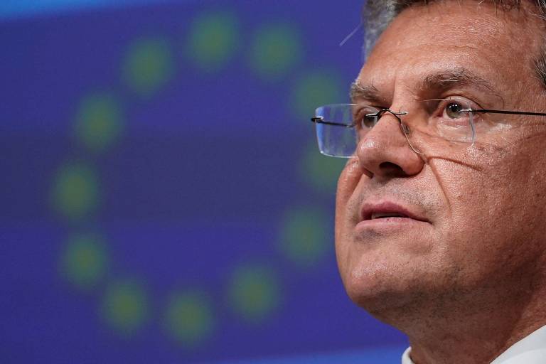 O vice-presidente da Comissão Europeia, Maros Sefcovic, durante entrevista coletiva em Bruxelas