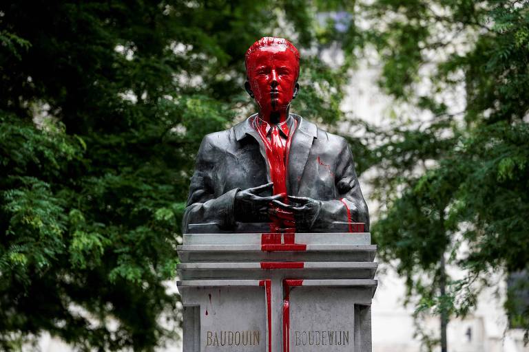 Estátua do rei Balduíno da Bélgica no centro de Bruxelas é pintada com tinta vermelha