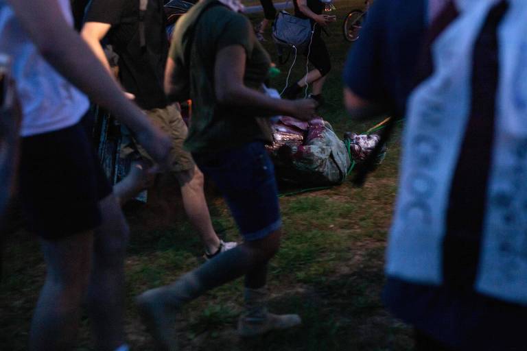 Manifestantes carregam estátua derrubada de Cristóvão Colombo em Richmond, na estado americano da Virgínia