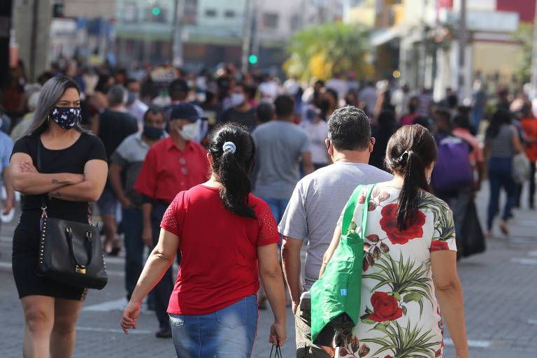 Milhares de pessoas caminham pelo centro de Guarulhos (Grande SP) após prefeitura liberar reabertura de comércios nesta sexta-feira (12) 