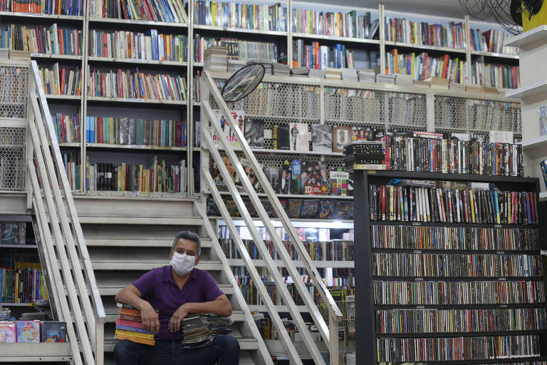 O comerciante Audálio Andrade de Oliveira, 53, reabriu as portas de seu Sebo de livros, nesta sexta-feira (12), no centro de Guarulhos (Grande SP). O comércio teve queda de 60% no faturamento durante a pandemia da Covid-19 