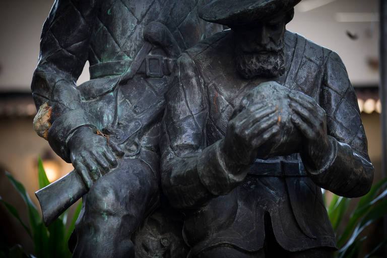 Estátua na escola Fernão Dias mostra o bandeirante com uma pedra esmeralda. Uma de suas marcas foram as bandeiras para garimpo de preciosas