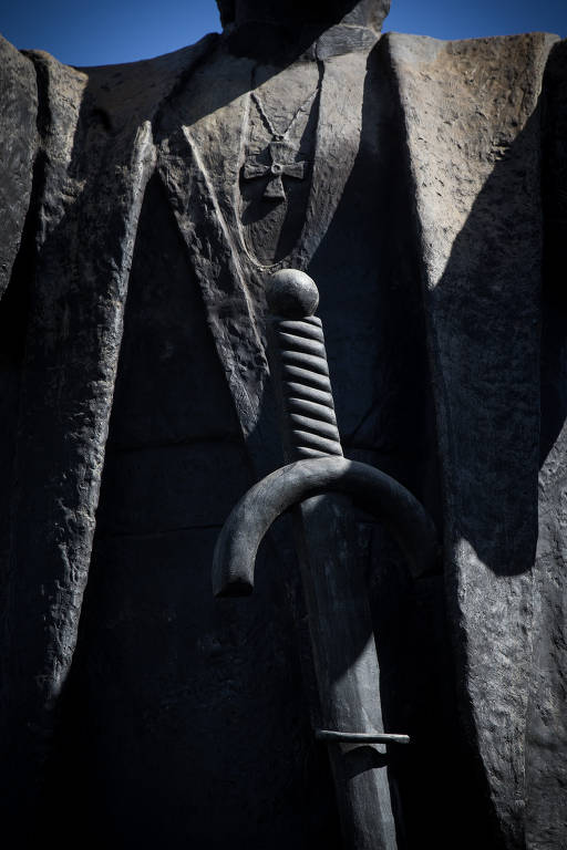 Português Pedro Álvares Cabral é retratado com a espada na cinta