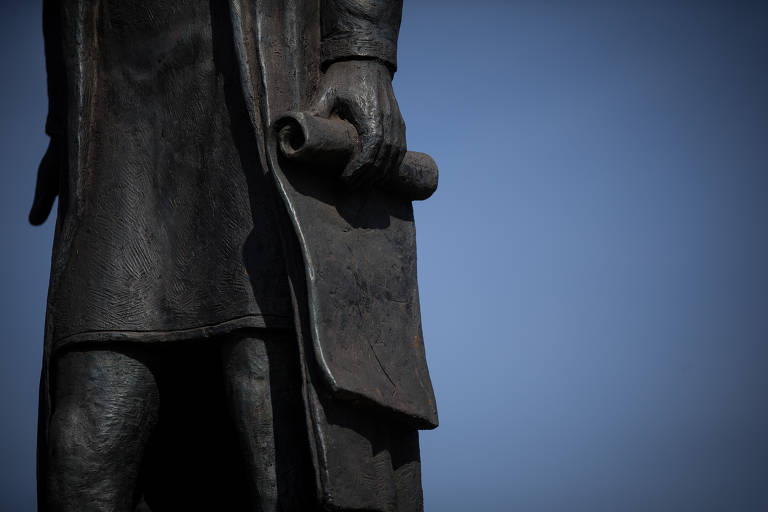 Já o italiano Colombo, carrega nas mãos um pergaminho, possivelmente um mapa