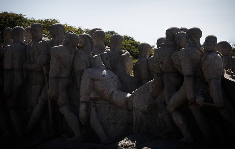 O Monumento às Bandeiras não tem personagens específicos, e por isso é considerado sintético da relação entre brancos e negros e indígenas no Brasil