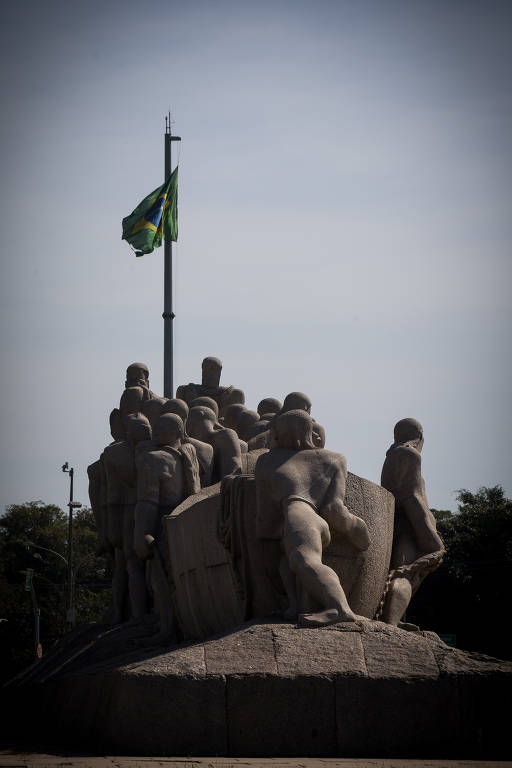 As bandeiras, homenageadas pela escultura, foram incursões do homem branco para colonizar o território em um processo que assassinou e escravizou índios e negros