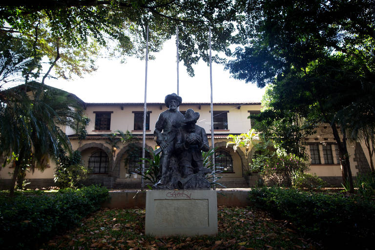 Além de uma estrada, o bandeirante Fernão Dias também dá nome a uma escola estadual em Pinheiros, que o homenageia em uma estátua