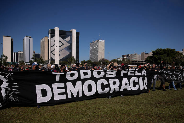 Manifestantes contra o governo Bolsonaro fazem protesto em defesa da democracia na Esplanada dos Ministérios
