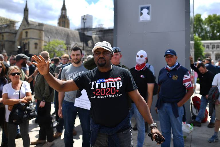 Grupos de extrema-direita se reúnem em torno da estátua protegida de Winston Churchill, na Praça do Parlamento, em Londres